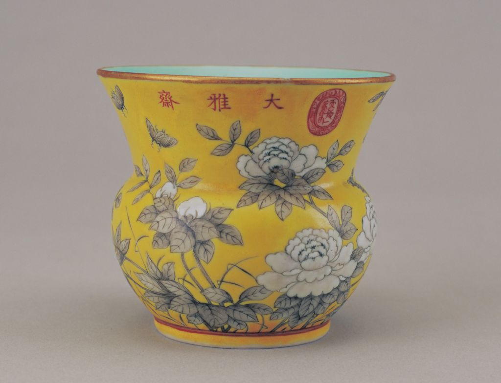 图片[1]-Yellow ground ink color butterfly pattern stiff bucket-China Archive